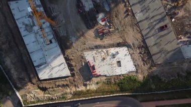 Havan ve takviye çubuklarıyla doldurulmuş beton kepenk bloklarından yapılmış ev temeline yakın çekim