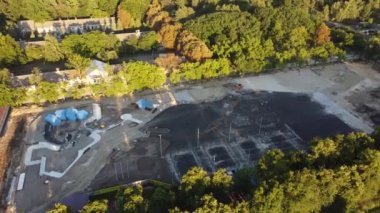 Havan ve takviye çubuklarıyla doldurulmuş beton kepenk bloklarından yapılmış ev temeline yakın çekim