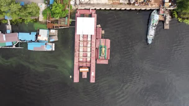 Pequeno porto fluvial com obras de construção industrial. — Vídeo de Stock