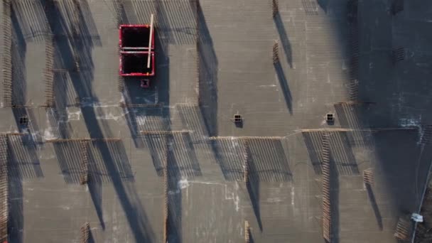 A enorme estrutura metálica no canteiro de obras, vista aérea — Vídeo de Stock
