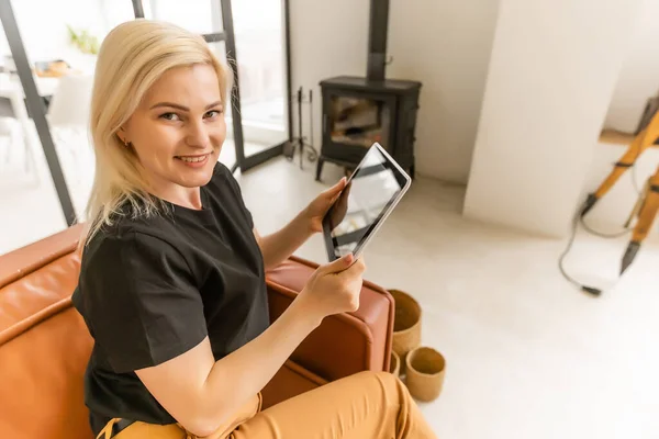 Imagem da mulher feliz com computador tablet pc — Fotografia de Stock