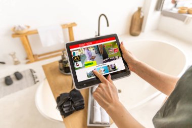 İnternetten alışveriş yapmak için dijital tablet kullanan kadın