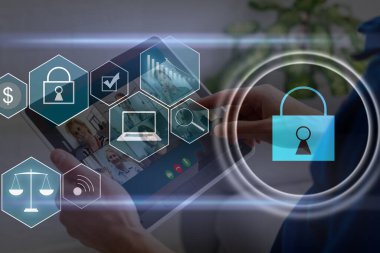 Masaüstünde mikro devre ve modern dijital tablet bulunan yaratıcı kilit illüstrasyonu arkaplanda, üst görünümde, siber güvenlik kavramı