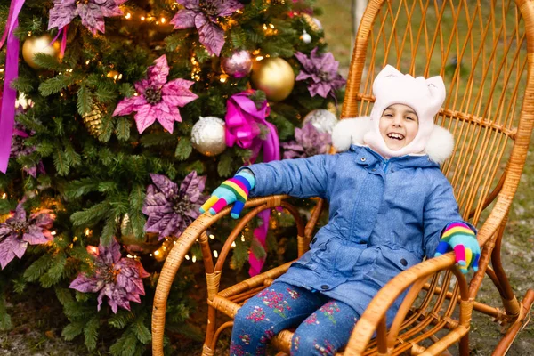 Het kleine meisje bij de versierde kerstboom met geschenken — Stockfoto
