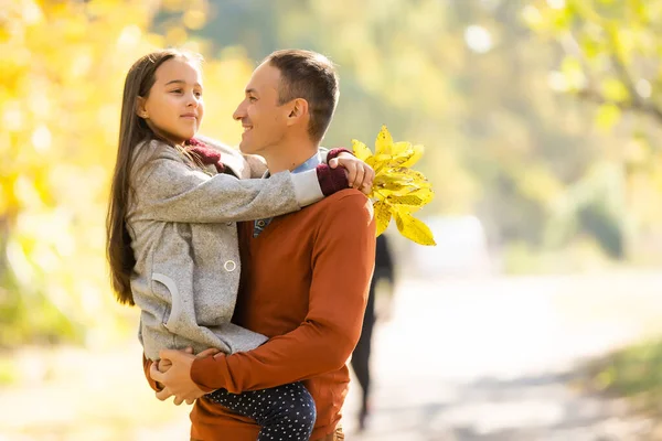 Щасливий батько з дочкою в осінній сезон — стокове фото