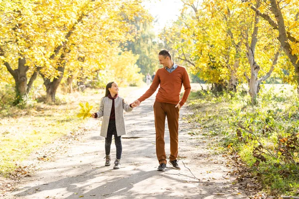 Pai feliz com a filha na temporada de outono — Fotografia de Stock