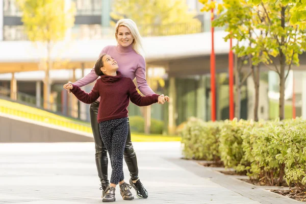 Mamma med sin dotter under hösten — Stockfoto