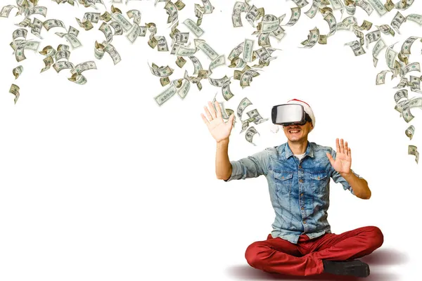 Billets en dollars volant autour d'un jeune homme portant des lunettes de réalité virtuelle, concept de réalité virtuelle. — Photo