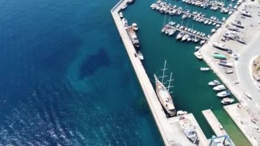 Agios Nikolaos 'un sabah manzarası. Yunanistan 'ın Girit adasının pitoresk bir kasabası. Resim