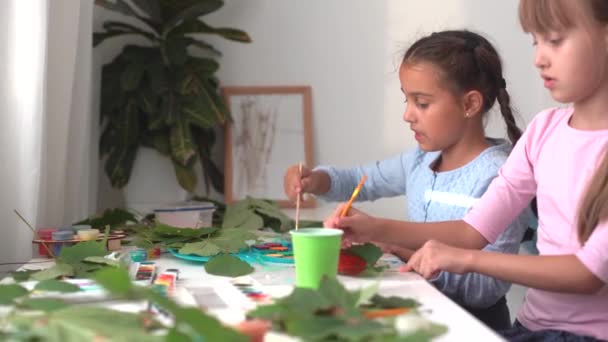 Осіннє ремесло для дітей. тварина Фокс зроблена з кленового листа. дитяче мистецтво та творчість. вироби з натуральних матеріалів. дівчата малюють фарбами . — стокове відео