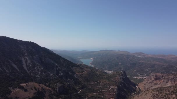 Naturaleza aérea Paisaje griego con mar, montaña, olivos y casas en Creta. Destino de vacaciones y turismo en verano. — Vídeo de stock