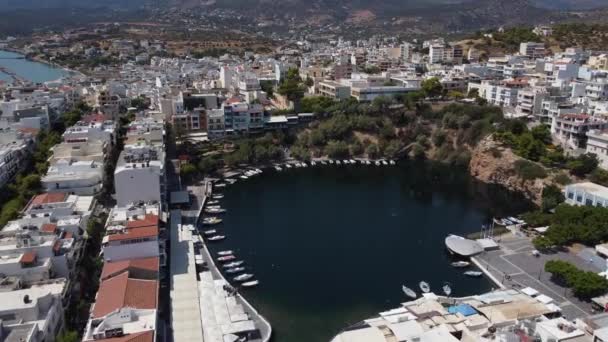 Isla de Creta, Grecia. Vista superior del lago Voulismeni y la ciudad de Agios Nicholas. Vídeo aéreo — Vídeos de Stock