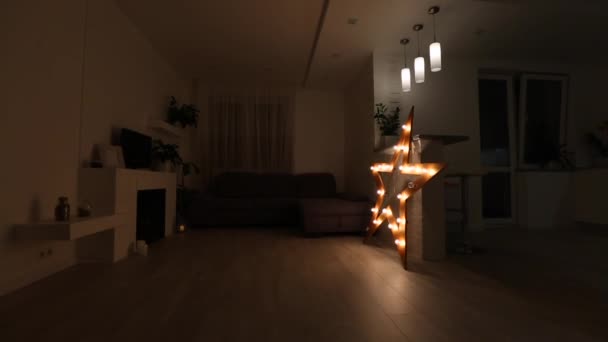 リビングルームのクリスマススターの装飾 — ストック動画