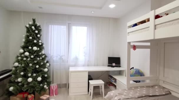 Camera accogliente con decorazioni natalizie. Camera da letto decorata di Natale con molte luci e albero di Natale. Albero di Natale con ghirlande. — Video Stock