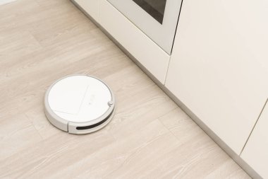Robot elektrik süpürgesi odayı temizliyor, kimse yok.