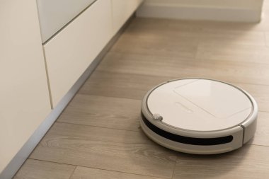 Robot elektrik süpürgesi odayı temizliyor, kimse yok.