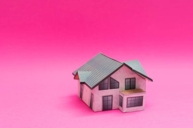 Evin ses ölçüsü projesi. Bir evin yerleşimi. Kır evi manzarasının minyatür düzeni. Mimarlık işinin bir sembolü olarak bina modeli. Mimarlık bürosunda tasarım.