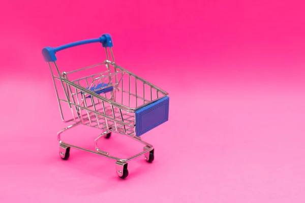 Shopping cart isolated on pink background — Stock Photo, Image