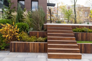 Merdiven basamakları bir bina dışında uçuş