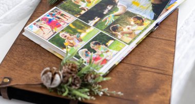 Ahşap kapaklı fotoğraf kitabı. Açılan fotobook. örnek fotobook.