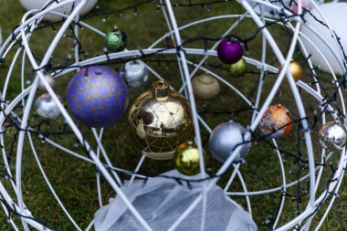 Sokak Noel süsleri: Topları ve çelenkleri olan bir çelenk