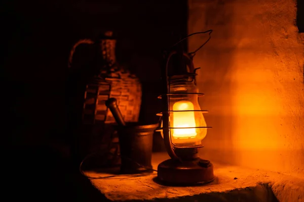 暗闇の中で古い昔ながらのランタン。光のコンセプト. — ストック写真