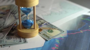 Dünya ekonomisi. Altın maddi konsept dolar ve büyüme tablosu
