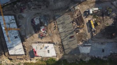 İnşaat alanındaki devasa metal yapı, hava manzarası.