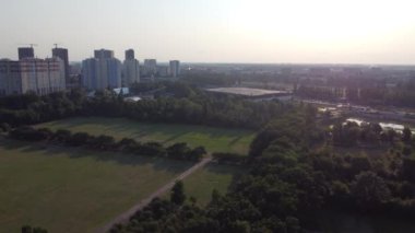 Şehrin kenar mahallelerinin insansız hava aracı görüntüsü