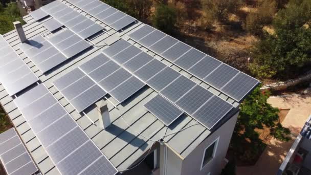 Inicio exterior con paneles solares utilizando la luz solar como fuente alternativa de electricidad — Vídeo de stock