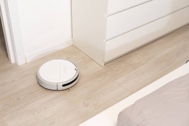 Yerde robotik süpürge var.