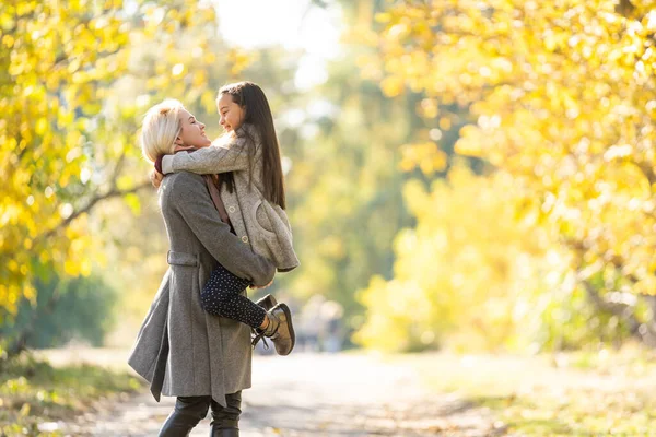 Mutter mit Tochter in der Herbstgasse — Stockfoto