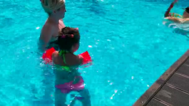 Matka i córka na basenie — Wideo stockowe