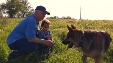 Büyükbabam ve torunum köpeği yürüyüşe çıkarıyorlar.