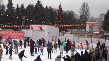 Kiev Ukrayna - 11 Ocak 2021: Ukrayna Ulusal Kompleks VDNH 'nin topraklarında paten sahası