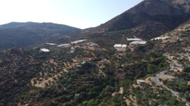 Yunanistan 'ın Girit kentindeki hava manzaralı çayır dağları manzarası.
