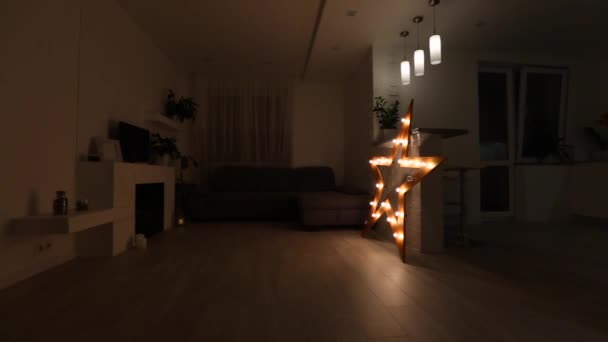 Decoração de estrela de Natal na sala de estar — Vídeo de Stock