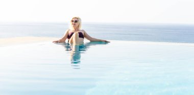 Havuzun yanındaki kadın. Seyahat Tatili Havuzu 'nda yüzerek. Güzellik, Sağlık, Yaşam Tarzı