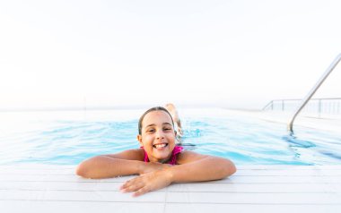 portre sevimli küçük Arap kız havuzda, su, beach resort, yaz tatili ve tatil kavramı eğleniyor mutlu bir çocuk portresi