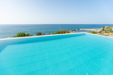 Modern rezidansta yüzme havuzu tasarımı