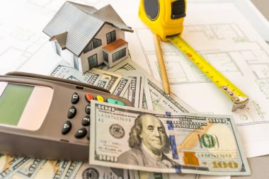 Evin arka planına karşı para var. İnşaatçılar için maaş. İnşaatçılar için boşluklar. İnşaat mesleği eğitimi.