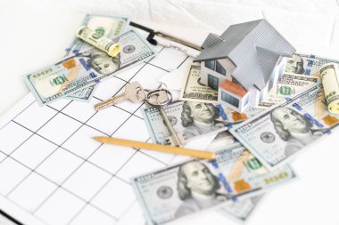 Evin düzeni ve arka planda dolar banknotları