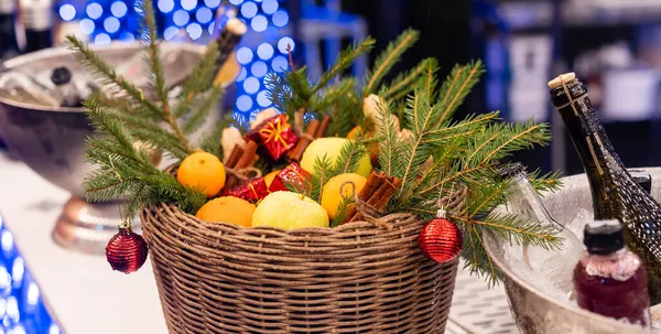 Composición navideña en cesta con naranjas y abeto — Foto de Stock