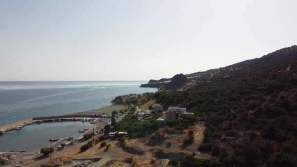 Воздушная природа греческий пейзаж с морем или океан залива и пустой песчаный пляж. Отдых и отдых на Крите, Греция. — стоковое видео