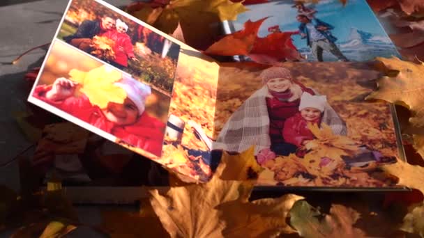 Őszi sárga levelek és családi fotook. őszi levelek rendezett egy fotókönyv háttér — Stock videók
