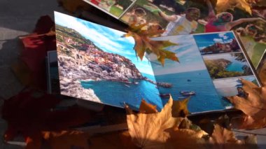Yaprak arkaplanındaki fotoğraf, fotobook 'un yakın çekimi, aile fotoğrafı albümü