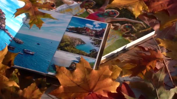노란색의 가을 잎 과 가족 사진 책. 사진 책 배경을 위해 마련된 가을 나뭇잎들 — 비디오