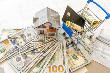 İpotek, yatırım, gayrimenkul ve mülk kavramı. Ev modeli, Tayland parası ve ev anahtarları.