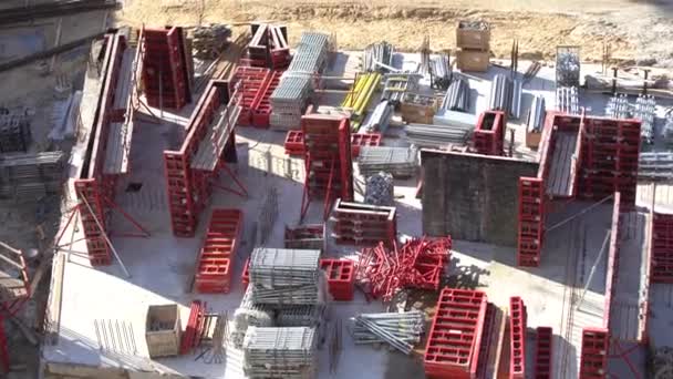 Site de construction avec grues, complexe résidentiel — Video