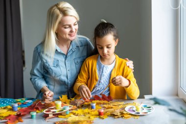 Anne ve kızı sonbahar dekorasyon ev yapma